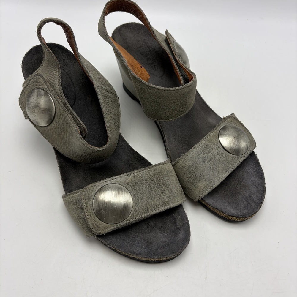 Taos Wedge Sandals Women 7 Heels Gray Leather Hook Loop Straps Open Toe 38 Read